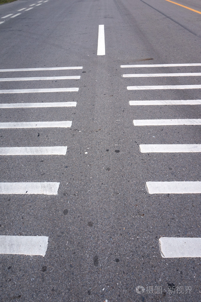 平行的道路上的标志