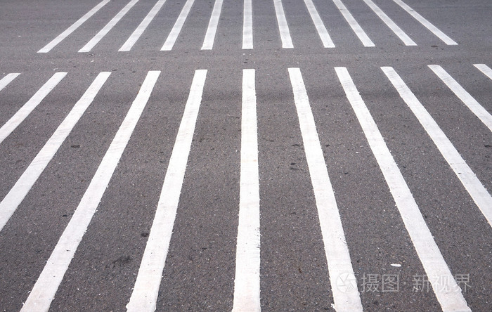 平行的道路上的标志