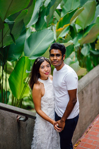 年轻的, 异族情侣拍照后, 从事在堡罐头, 新加坡的照片。他们在欢笑和玩耍对自己的未来感到高兴和兴奋