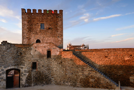 Monsaraz 的中世纪村落是葡萄牙 Alentejo 的一个旅游胜地。从他的城堡的墙壁, 我们可以考虑一个惊人的全景平原和 