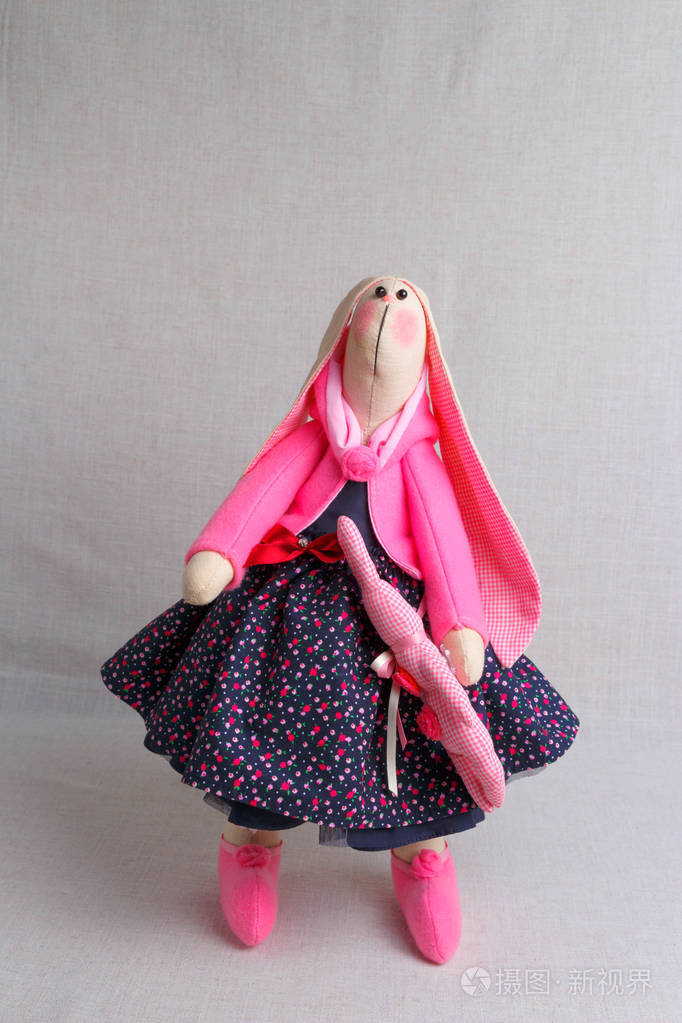 粉红色连衣裙的玩具兔子, 复活节