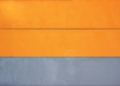 房子，镶着彩色面板的墙漆成明亮的颜色。灰色和橙色