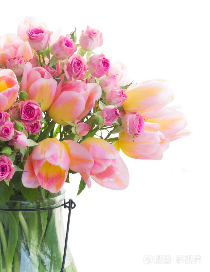 郁金香和玫瑰的花束