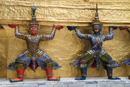 在寺庙玉佛寺建筑群的勇士护卫图片