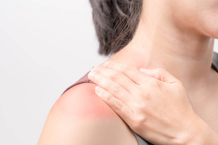 特写女性颈部和肩部疼痛受伤与红色亮点在疼痛区域与白色背景, 医疗保健和医疗概念