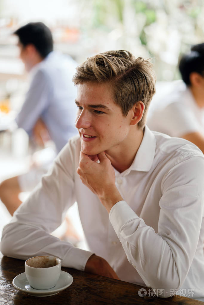一个年轻的白种人坐在新加坡咖啡馆的肖像