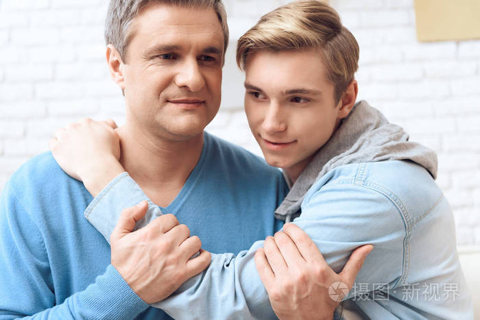 父亲和儿子的肖像在家里拥抱