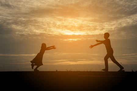 妹妹拥抱兄弟图片