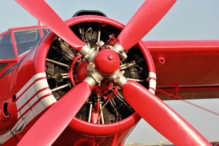 红色飞机螺旋桨