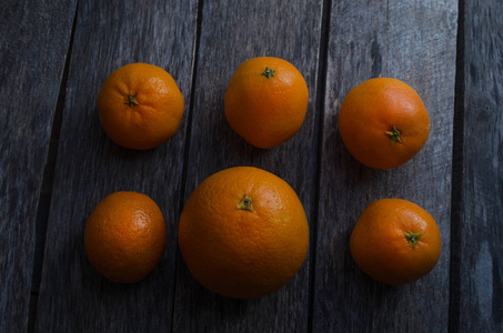 橘子和橙子上木制背景图片