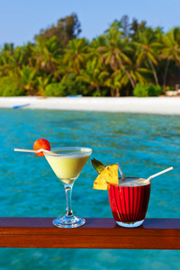 马尔代夫海滩上的水果鸡尾酒