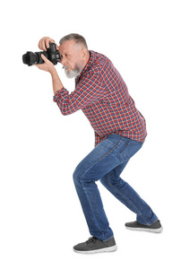 成熟的男性摄影师与相机在白色背景