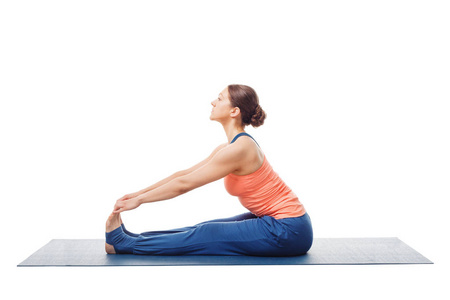 女人做八支串联瑜伽体式双腿背部伸展照片