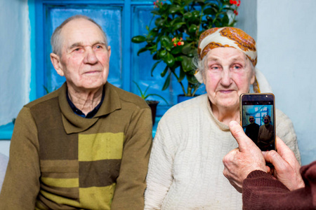 老年夫妇在手机上拍照, 开心