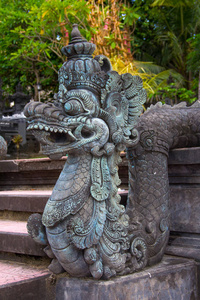巴厘岛印度教寺庙神话龙雕塑