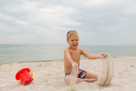 一个年轻的男孩在沙滩上玩