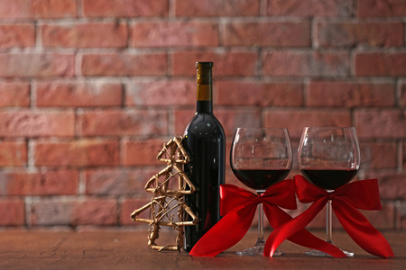 红酒与圣诞饰品
