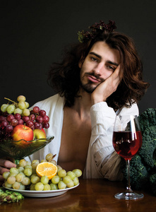 照片半裸卷曲醉酒的男一桌酒和水果