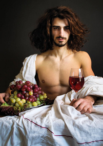 照片半裸卷曲的家伙，他用水果和酒的表