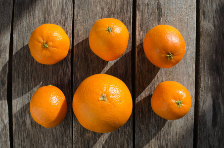 橘子和橙子上木制背景图片