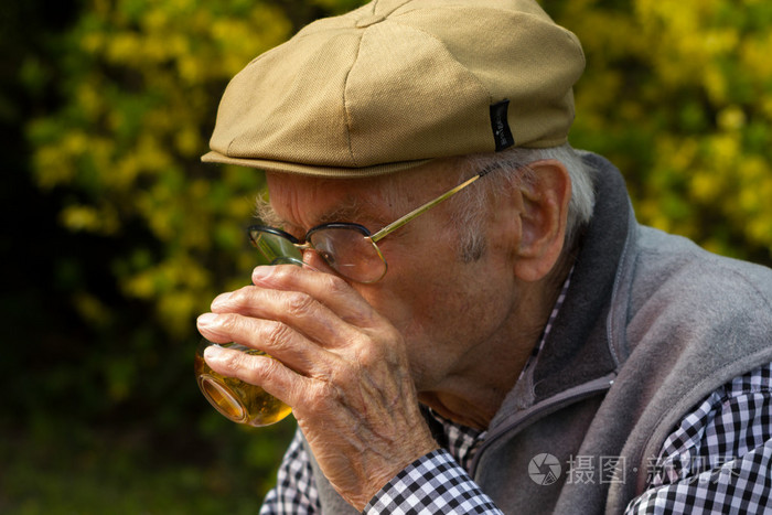 老人与灰色胡子喝葡萄酒格拉斯