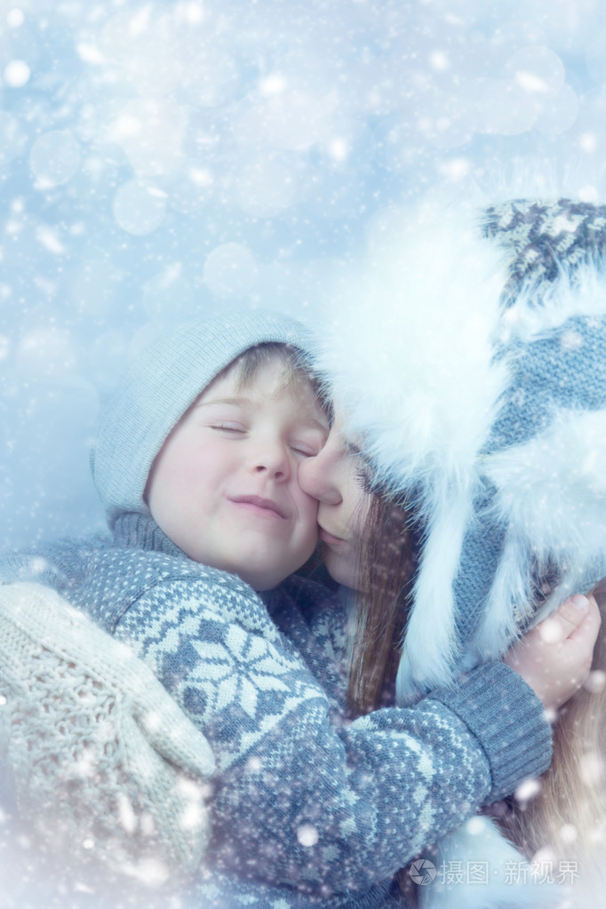 母亲和婴儿玩雪