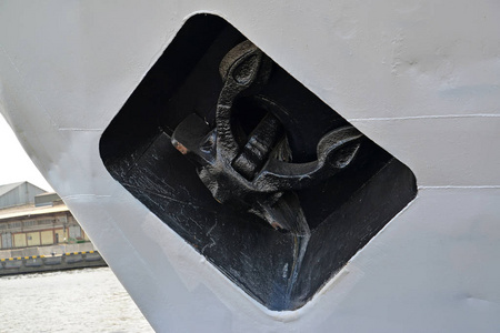 该艘渔船船锚在提升状态照片