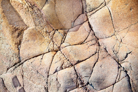 裂隙的岩体片段的特写照片