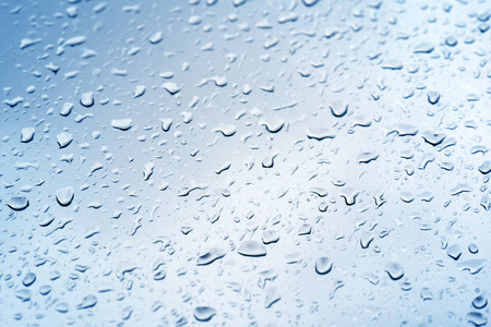 雨落在窗户玻璃照片