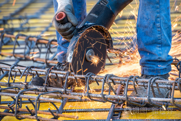 建筑工程师工人切割的特写细节钢筋和钢筋在建筑工地照片-正版商用图