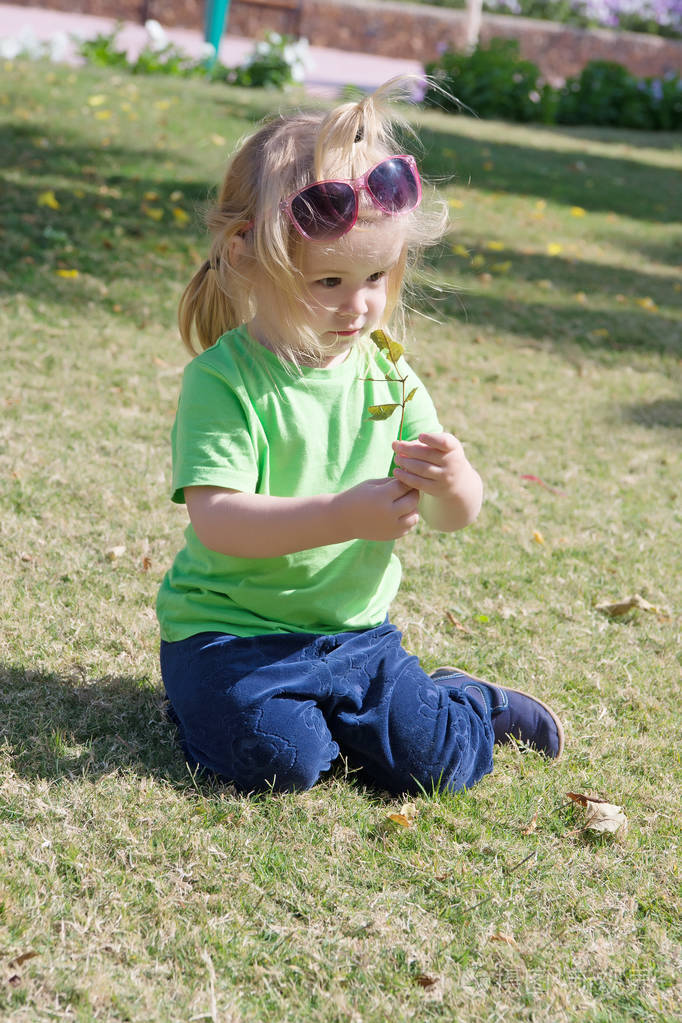 惊讶的脸,在绿色草地上的小宝宝