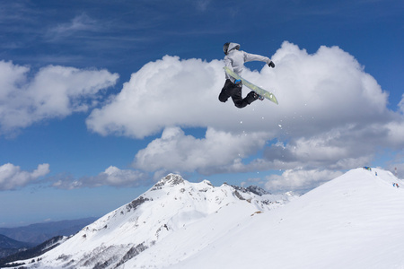 在山上飞滑雪板