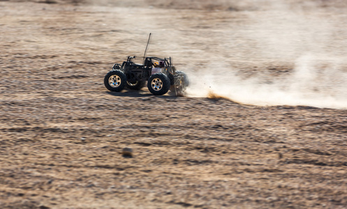 在沙漠中的 rc 车
