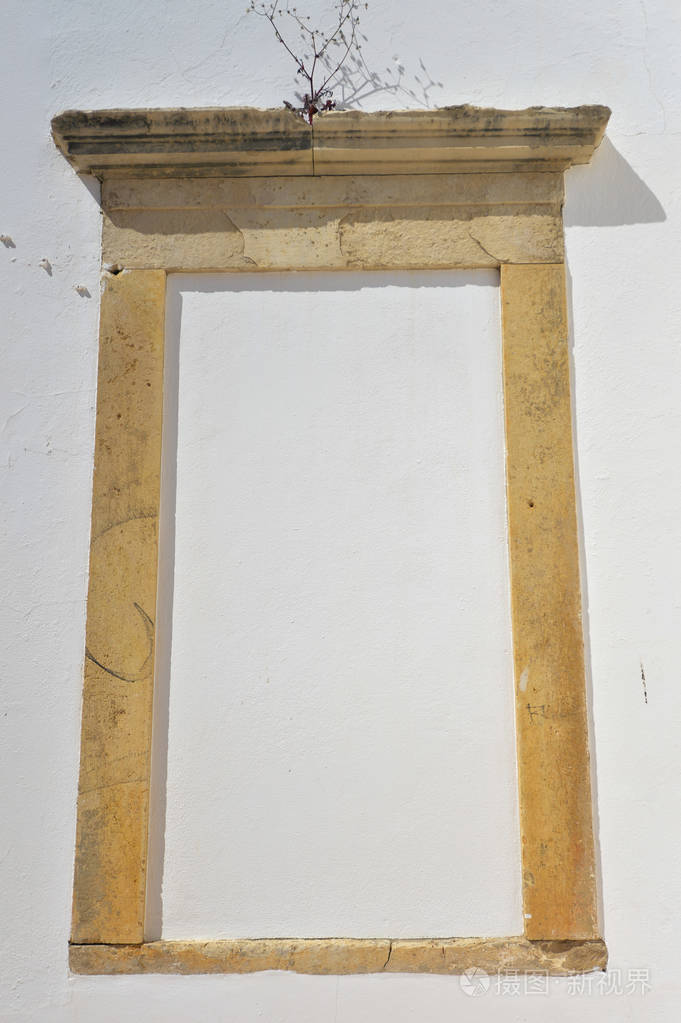 密封中世纪石头门框架,白色的背景墙上