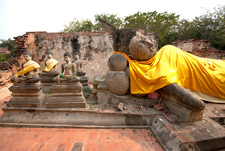 在 Wat Puthai 沙旺寺古斜卧佛