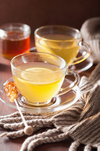 玻璃杯热柠檬生姜蜂蜜茶
