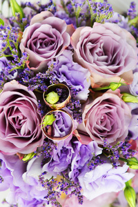 束紫色花