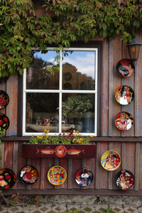 与陶瓷板木农村房子在乡村窗口