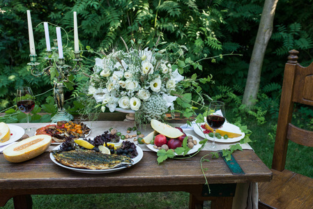 为宴会提供婚礼表与美味的水果和一杯红酒