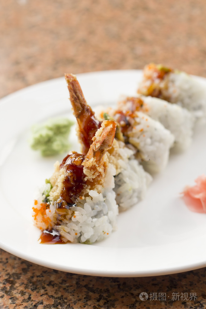 虾天妇罗牛油果寿司卷