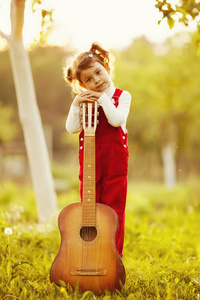 可爱的小女孩，与吉他