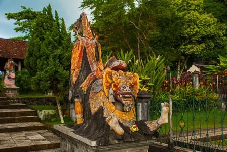 恶魔雕像，在巴厘岛，泉水恒河水宫