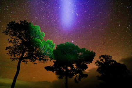 在夜晚的天空的蓝色光