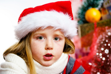 可爱的小女孩，在红色的圣诞老人帽子圣诞节肖像