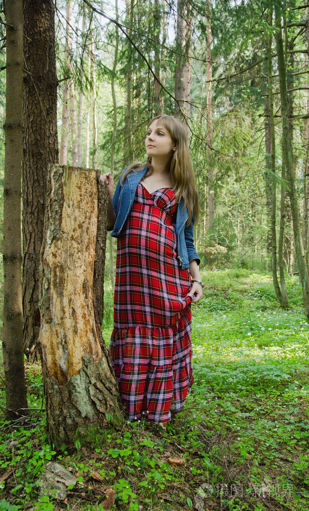 在树林里的女人