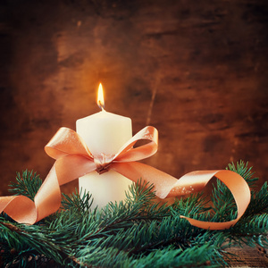 圣诞灯从蜡烛蝴蝶结，针叶树