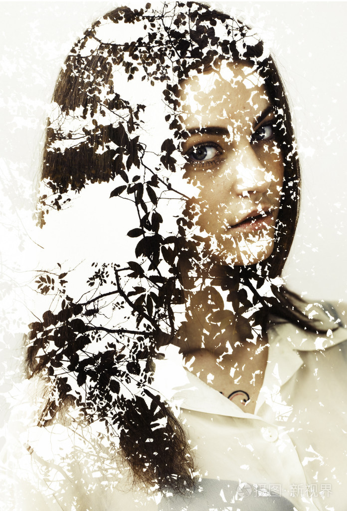 二次曝光的漂亮的女孩和秋天的落叶照片-正版商用图片0nwzm3-摄图新