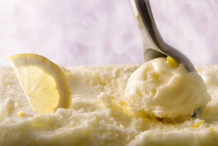 制作柠檬冰淇淋球与勺前视图