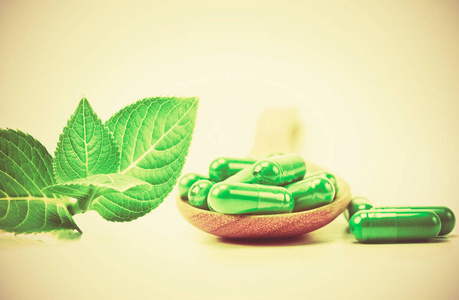 绿色替代药物丸替代药物概念有机绿色中药胶囊照片