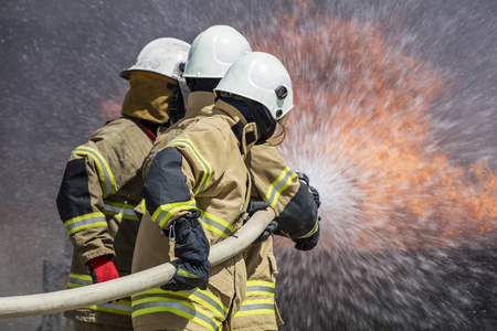 消防员灭火的房子照片